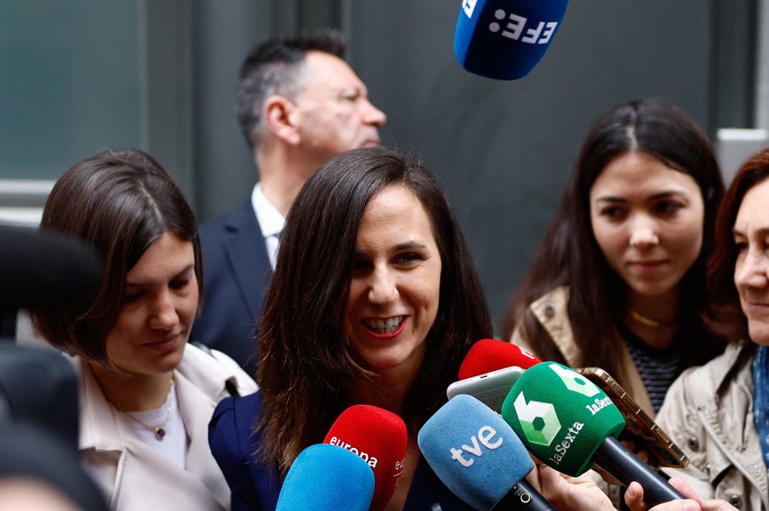 La ministra de Derechos Sociales y Agenda 2030, y secretaria general de Podemos, Ione Belarra, atiende a los medios tras su visita el Centro Español sobre Trastorno del Espectro del Autismo, este miércoles en Madrid. (FOTO: EFE/Rodrigo Jiménez)