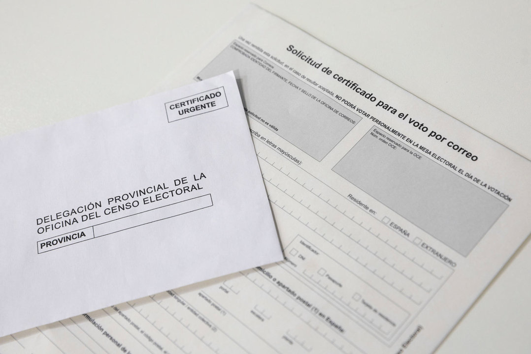 Solicitud de certificado para el voto por correo en una oficina postal. (FOTO: EFE/ Daniel González)