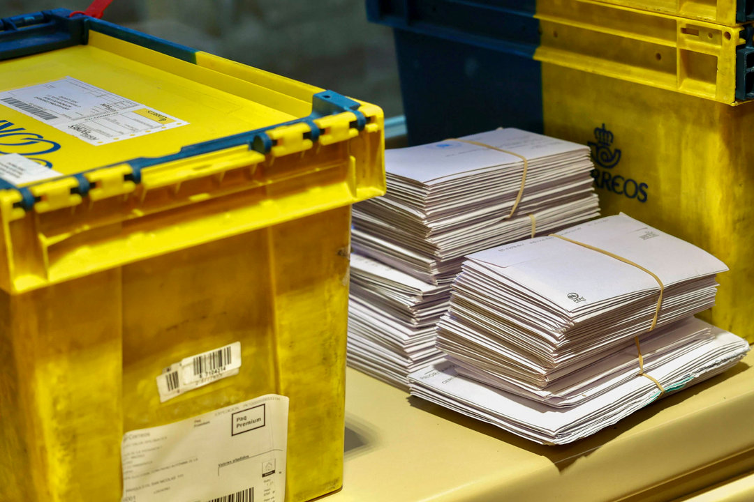 Cajas del voto por correo en las elecciones municipales de 2023. (FOTO: EFE/Raquel Manzanares)