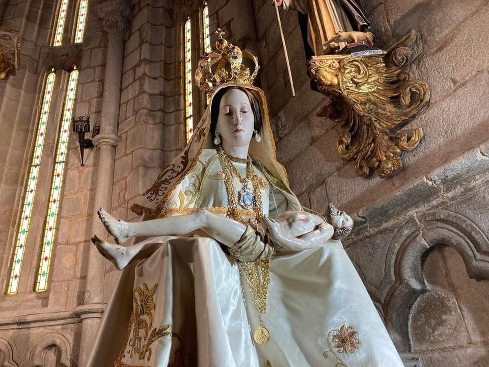 La imagen de la Virgen del Portal con la gruesa cadena antes del último robo.