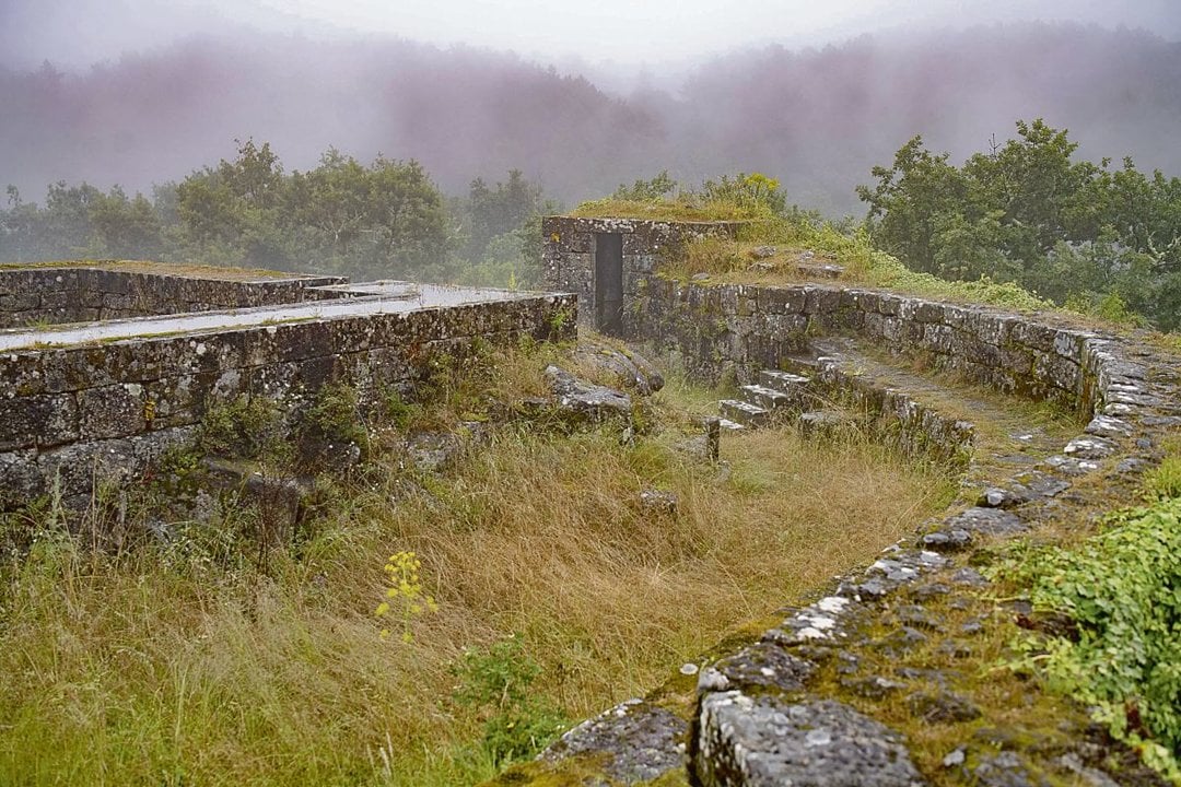 Ruinas de la fortaleza y castillo de A Peroxa, situado en A Peroxa Vella. XESÚS FARIÑAS