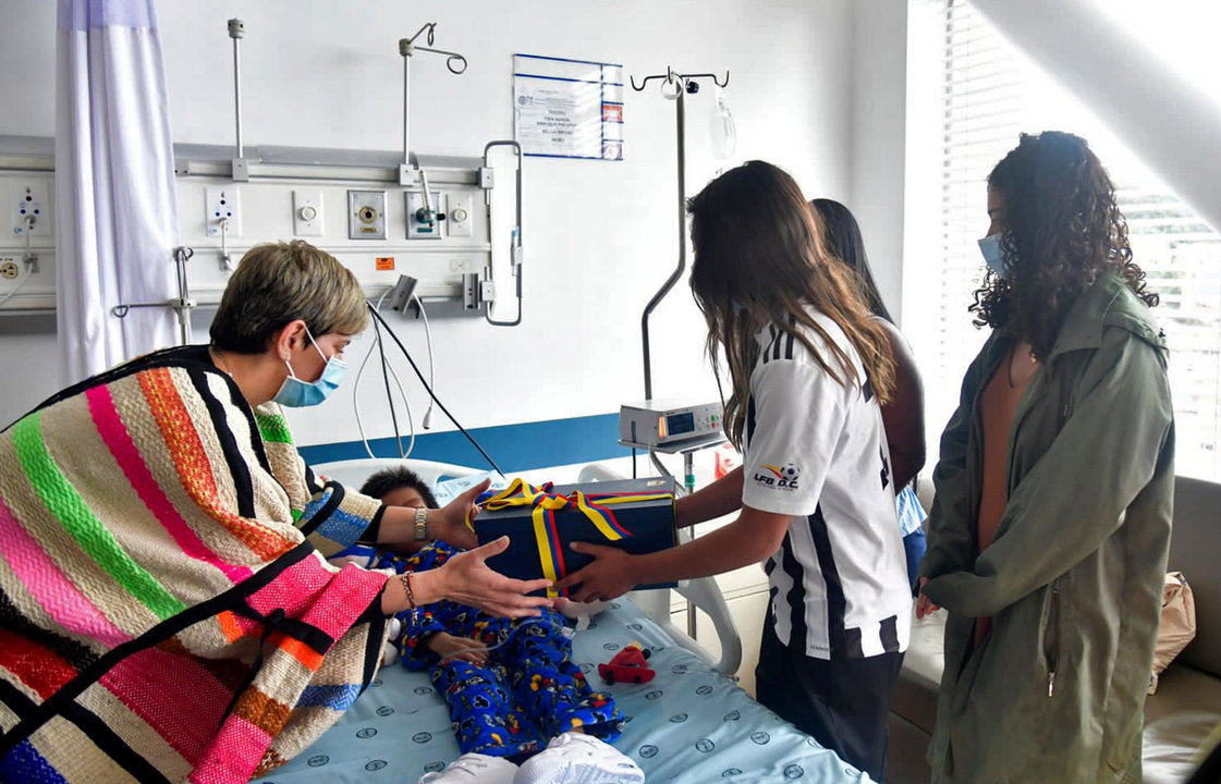 La primera dama de Colombia, Verónica Alcocer, durante su visita a los niños rescatados en Bogotá. (FOTO: EFE/ Presidencia de Colombia).