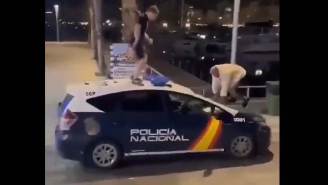 Video viral de dos jóvenes saltando sobre un coche de la Policía Nacional.
