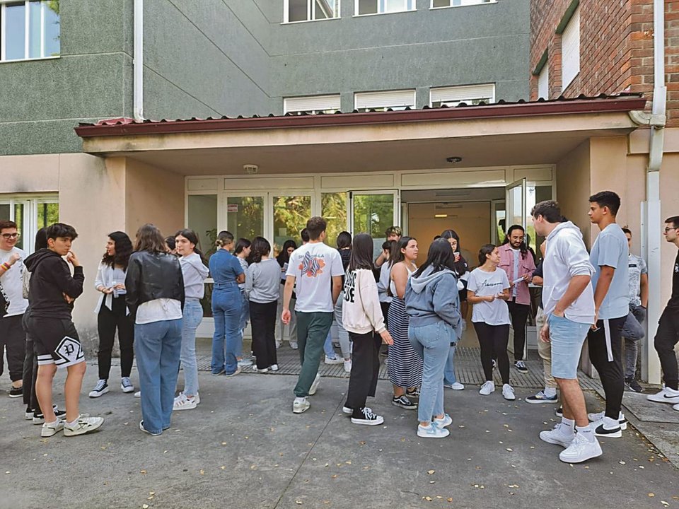 Alumnos accediendo al instituto Cosme López para examinarse de la EBAU.