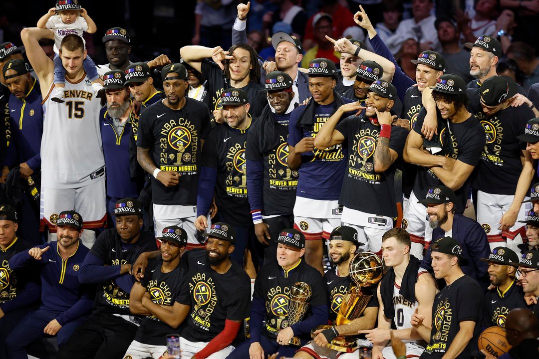 Denver Nuggets celebra su primer título de campeón de la NBA.