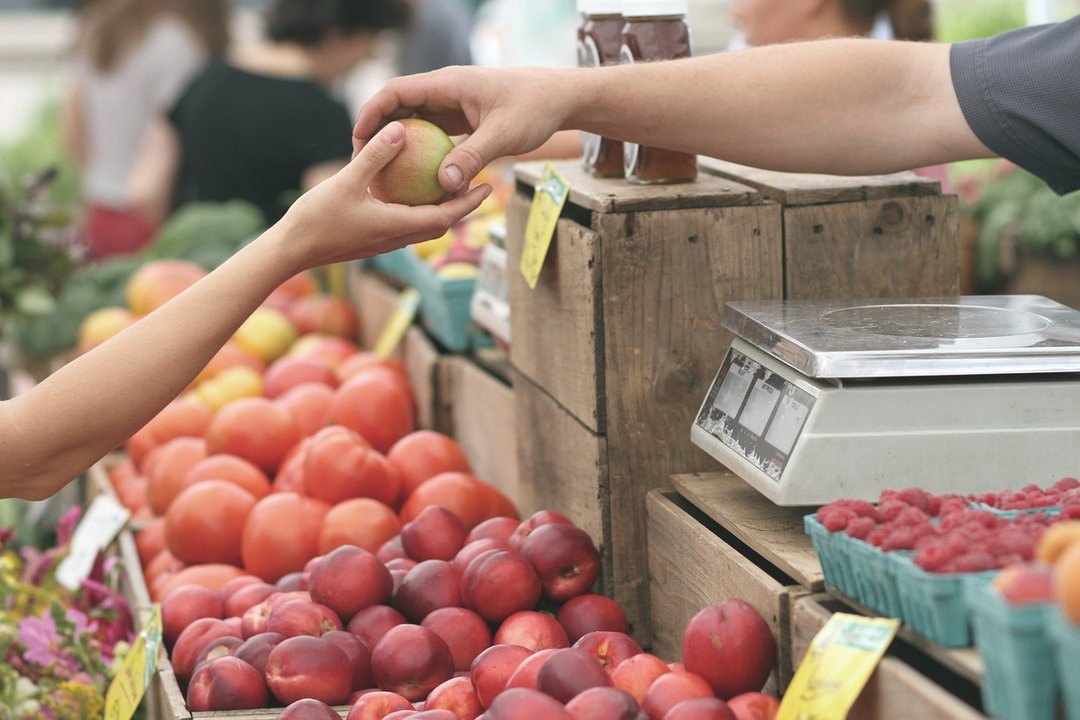 Una persona compra fruta en el supermercado (PIXABAY).