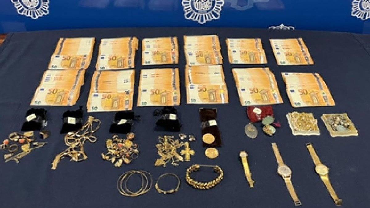 Los objetos incautados al detenido: dinero y joyas.