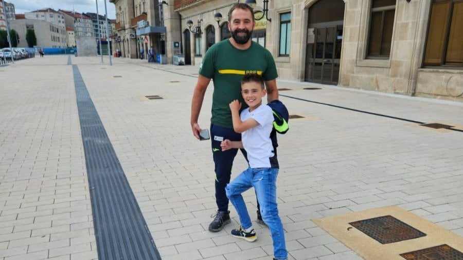 Víctor Amoeiro y su hijo, ayer en la estación Empalme.
