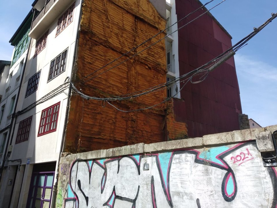 Pintada y fachada en la calle Colón de Ourense.