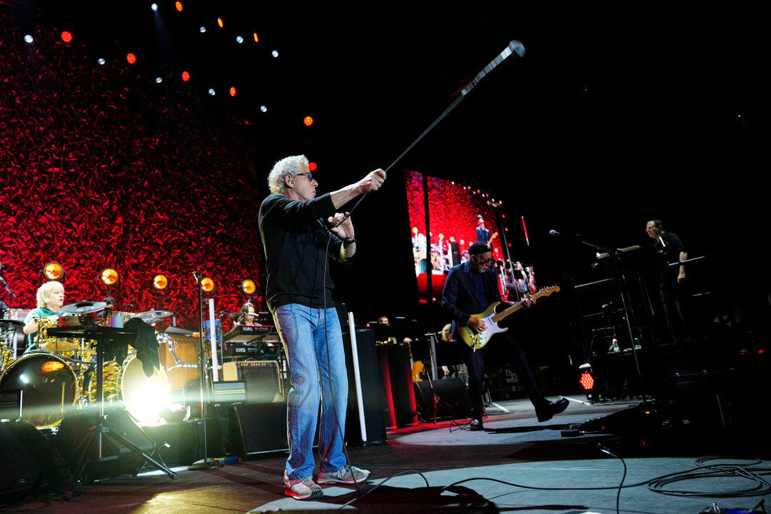 La banda británica The Who durante el concierto que ofrece hoy miércoles en el Palau Sant Jordi, en Barcelona. (EFE)
