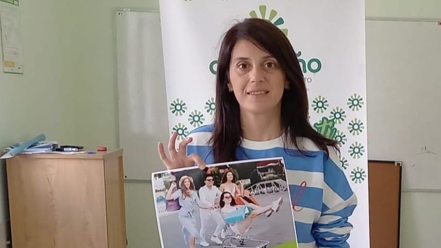 Noelia Mares con el cartel.
