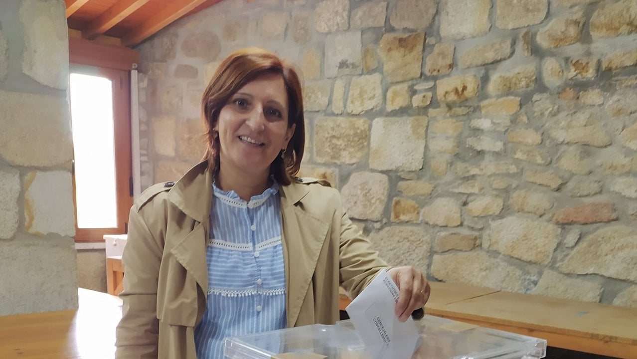 Eva Pérez Gamote, número uno del PSOE de Vilardevós, introduce su voto en la urna.