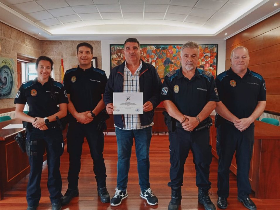 Manuel Sotelo con el diploma; el jefe de la Policía, Francisco Valeiras; junto a tres agentes.