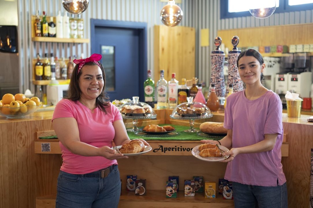 Jisel Romero y Chiquinquira Sierra en el Café Bar Merey de O Carballiño. MARTIÑO PINAL