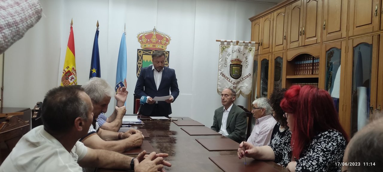Toma de posesión del alcalde de Cualedro, Luciano Rivero, tras ganar por mayoría absoluta las elecciones municipales de 2023.