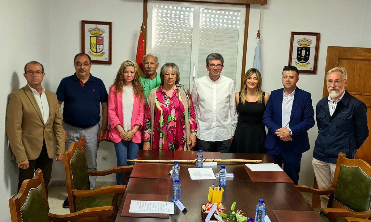 Álvaro Vila renueva como alcalde en Taboadela (centro de la imagen)