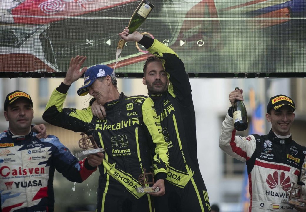 “Cohete” Suárez celebra el triunfo con su copiloto en la creremonia, ya en el podio. (Foto: Xesús Fariñas)