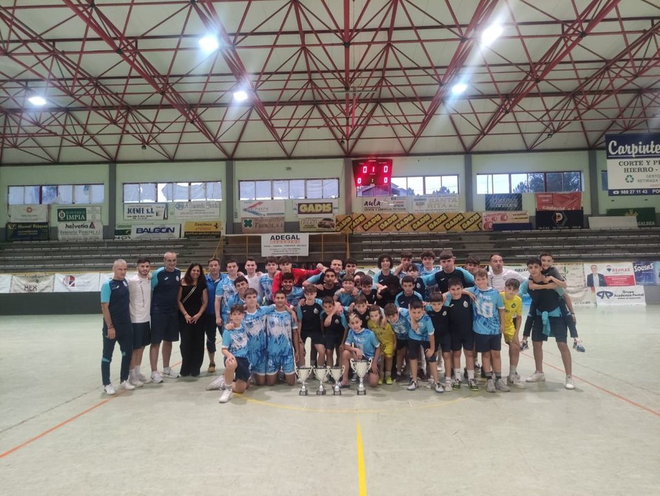 Los canteranos del Gri Carballiño FS posan con los trofeos conquistados en el torneo que se disputó en el polideportivo Paco Chao.
