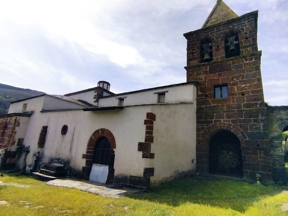 Fachada de la iglesia de San Pedro, en Correxais (Vilamartín de Valdeorras).