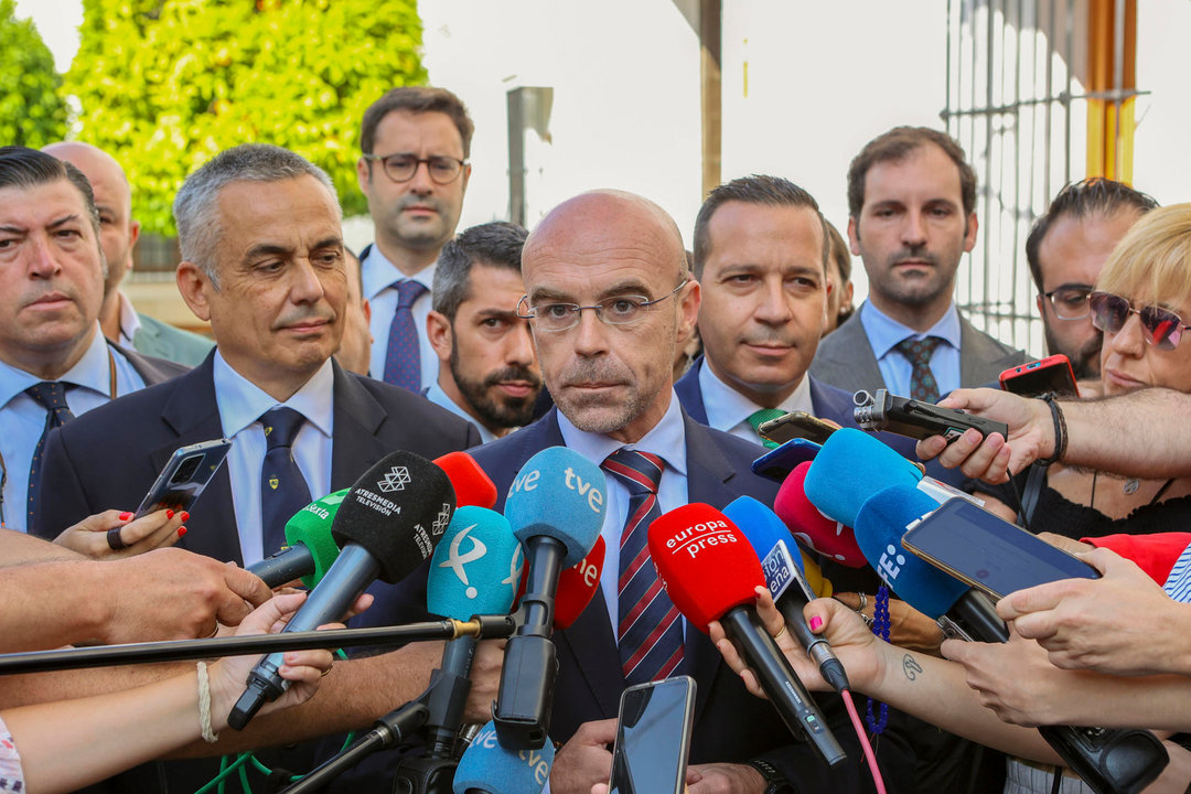 El vicepresidente político de Vox, Jorge Buxadé, ofrece declaraciones a los medios antes del inicio de la sesión constitutiva de la Asamblea de Extremadura (EFE)
