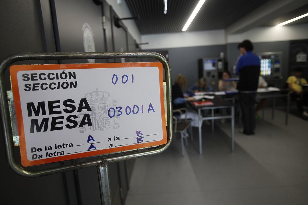 Mesa electoral en Ourense (Foto: Miguel Ángel).