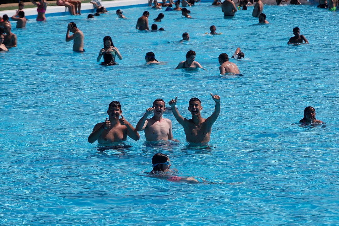 Los más jóvenes aprovechan el fin de las clases para disfrutar de las piscinas de Oira