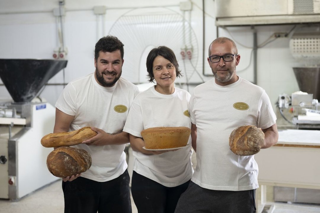 Rubén Cao, Cristina Cao y Luis Cao en la panadería O Pan do Luis.
