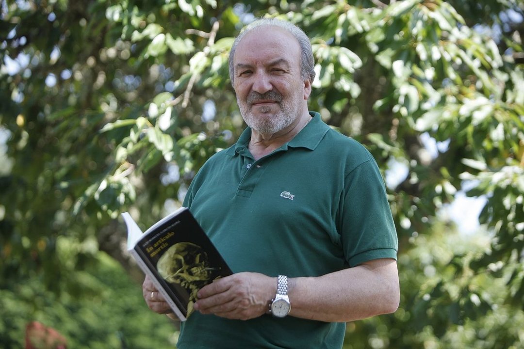 Luis García Mañá, co seu libro.