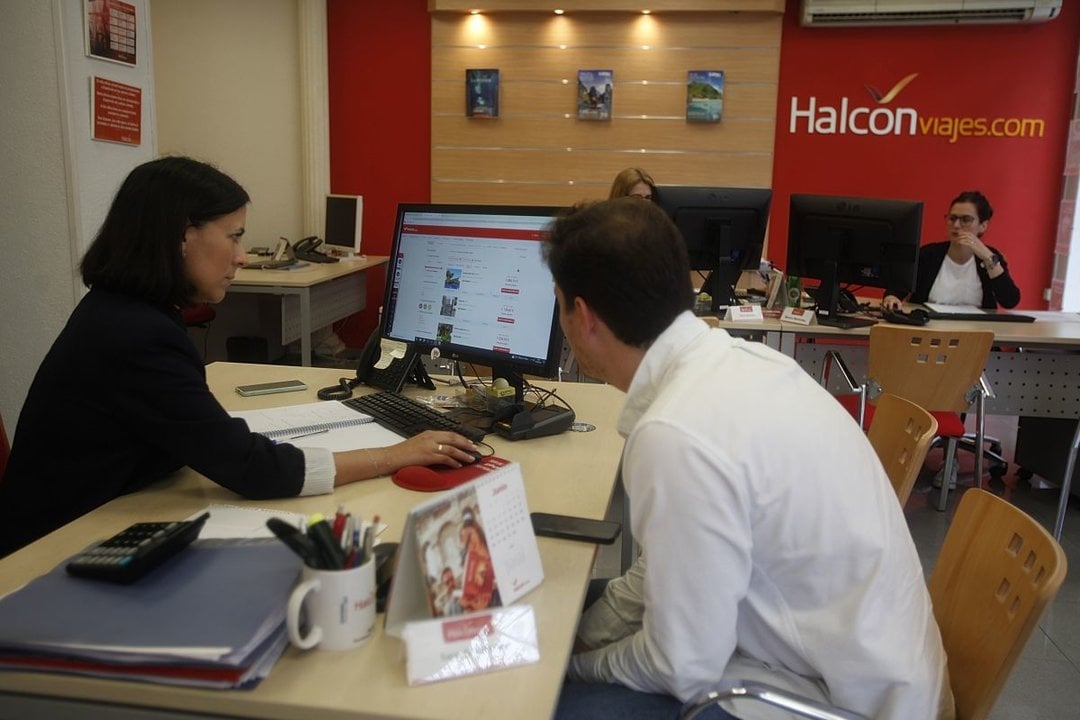 Un cliente pide información sobre posibles destinos en una de las oficinas de Halcón Viajes en la ciudad.