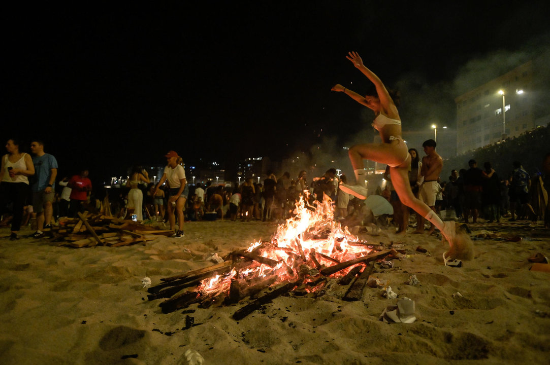 Celebración de la Noche de San Juan en la playa del Orzán, en A Coruña. (FOTO; EFE/Moncho Fuentes).