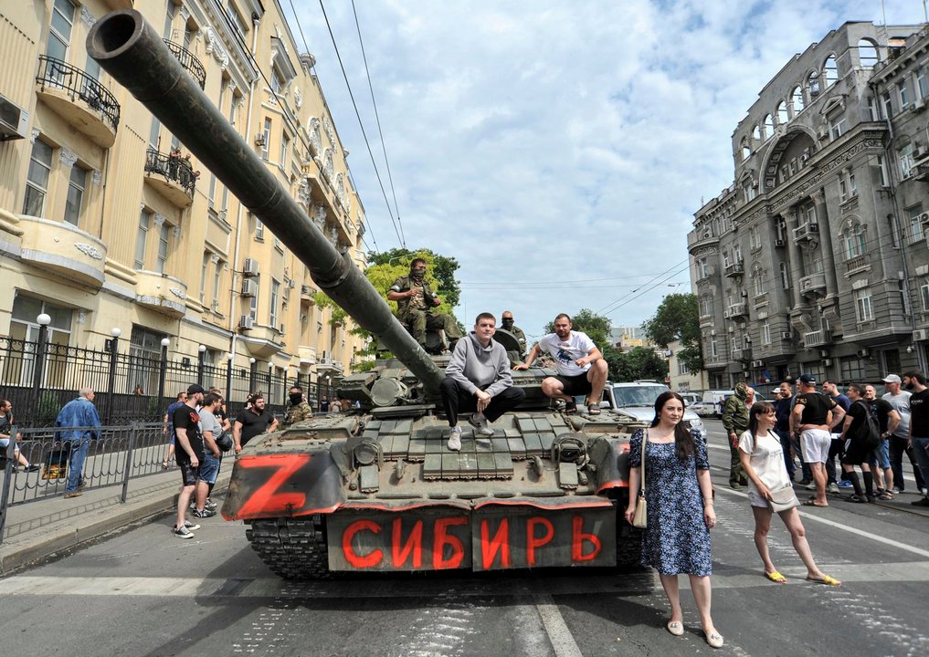 Un tanque de Wagner bloquea una calle de la ciudad rusa de Rostov (FOTO:EFE/EPA/ARKADY BUDNITSKY).