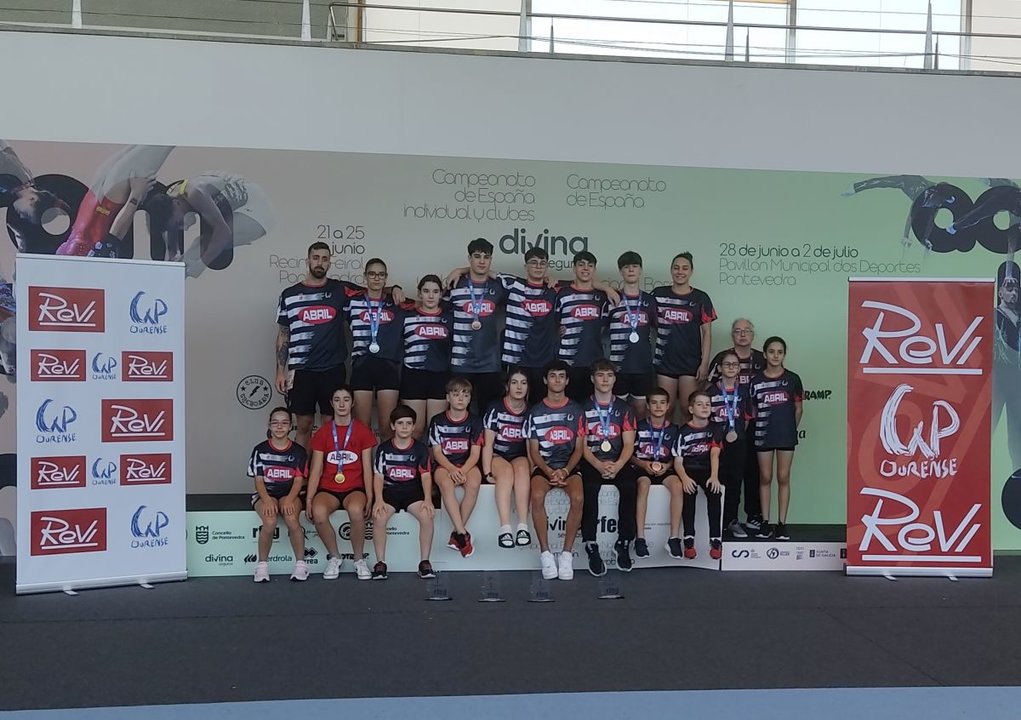 Delegación del Ximnasia Pavillón que compitió en el Nacional absoluto individual y por clubes que tuvo lugar en Pontevedra.