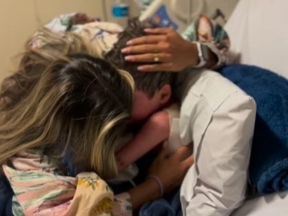 El emotivo abrazo entre la madre y el niño tras despertar del coma.