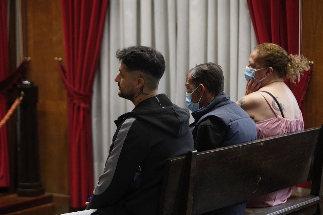 Los acusados de tráfico de drogas, Sergio, Manuel y Carmen, en la Audiencia.