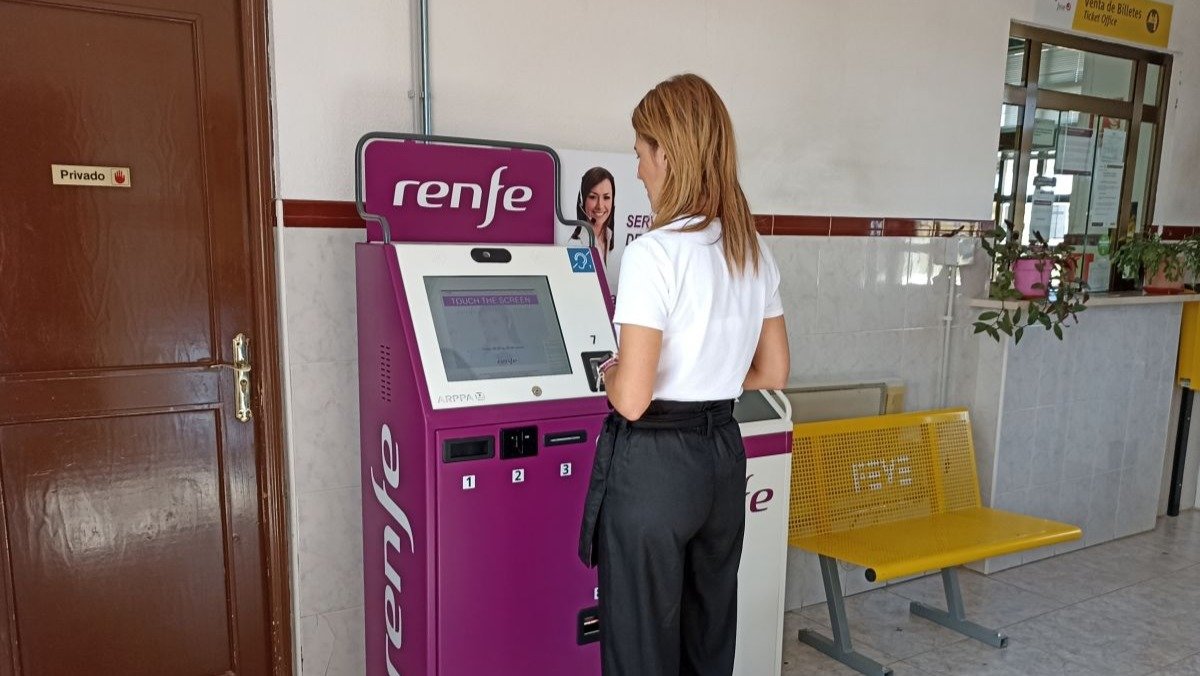 Una de las máquinas que Renfe instalará en las estaciones ourensanas.