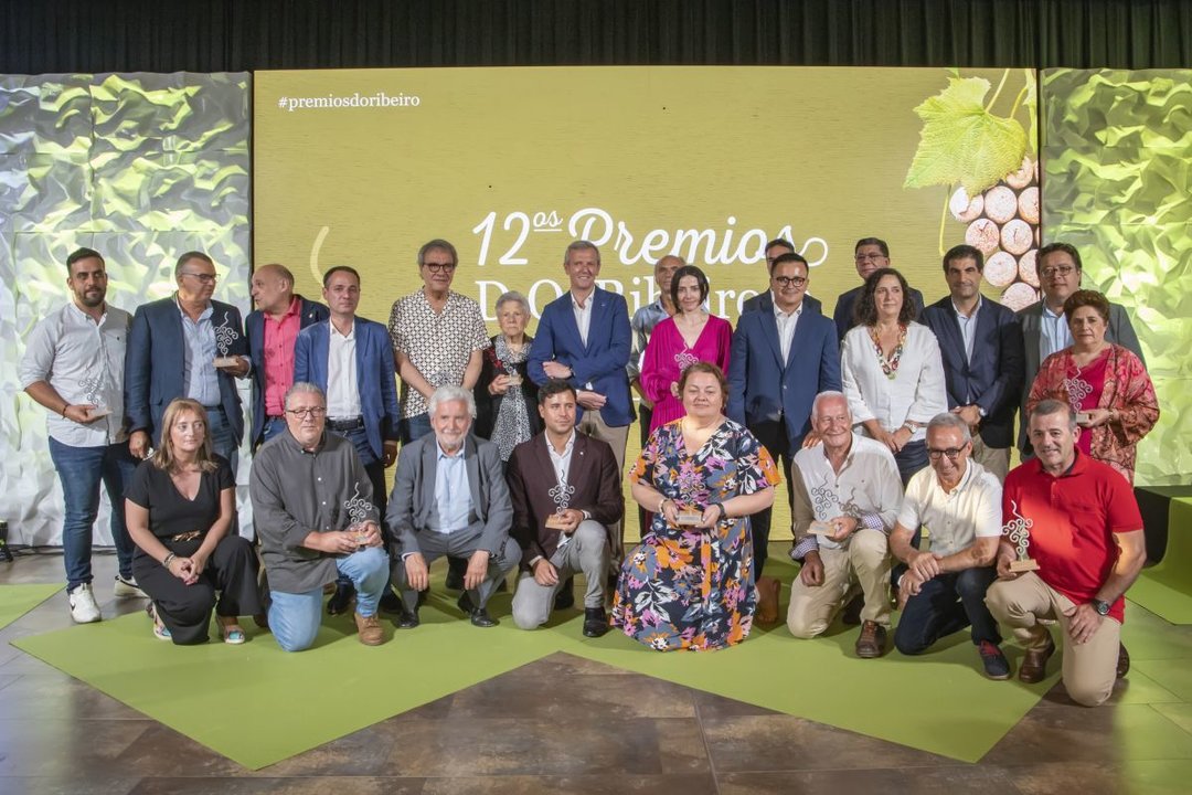 Los premiados en la Gala de la D.O. Ribeiro, rodeados de autoridades y con el presidente Alfonso Rueda en el centro.