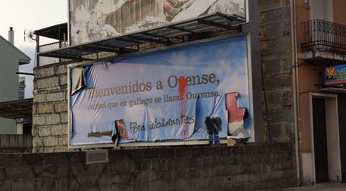 La valla de "Bienvenidos a Orense" vandalizada este jueves