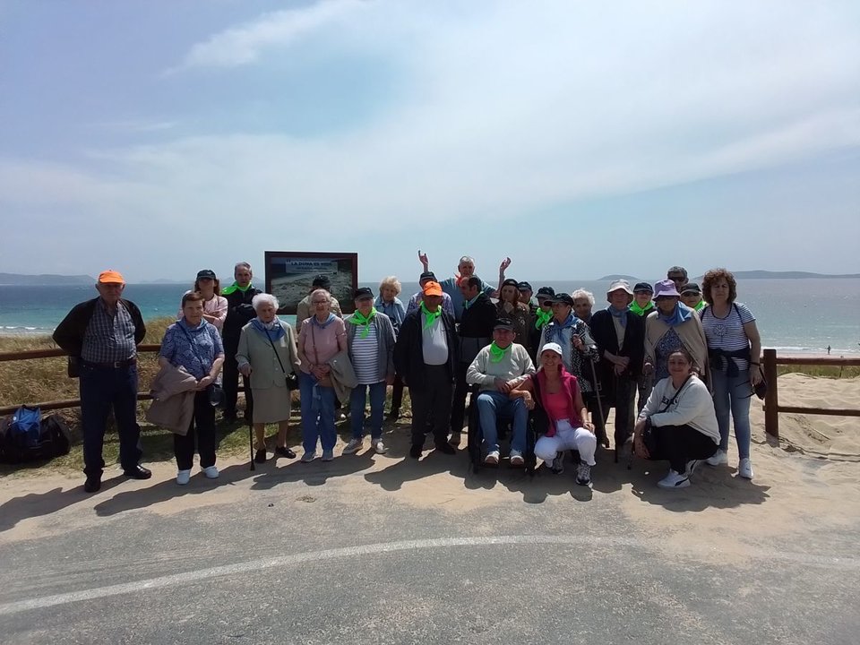 Usuarios de la Residencia Alameda de Ourense y de Luintra, en la playa de Montalvo durante una salida la semana pasada.