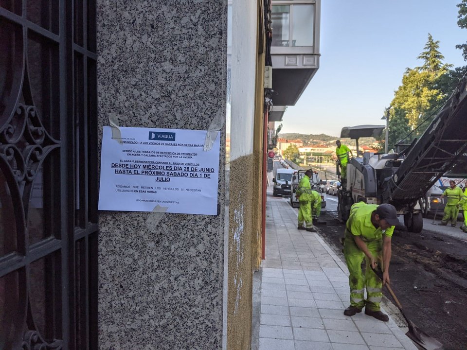 Aviso de garajes cortados en la calle Serra Martiña, por las obras en el firme.