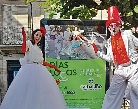 Animación en las calles durante la campaña de junio, Días Locos, en Carballiño.