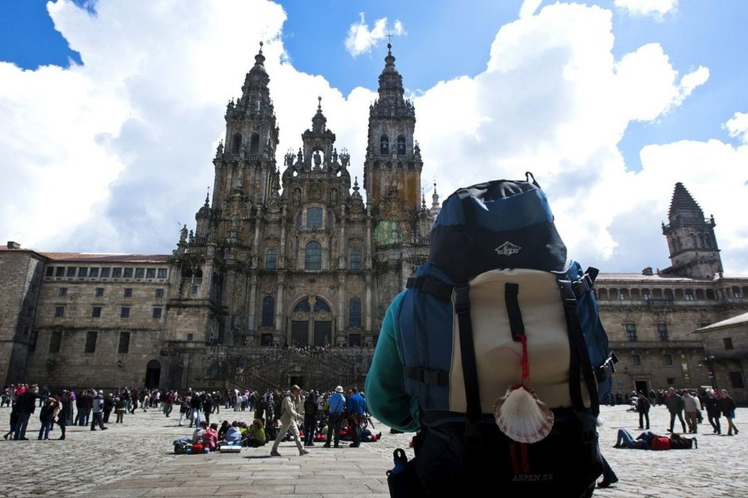 Un peregrino en la Plaza del Obradoiro de Santiago de Compostela. (FOTO: XOÁN REY).