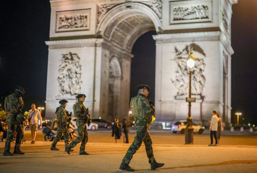 El ejército por las calles de Francia (EFE).