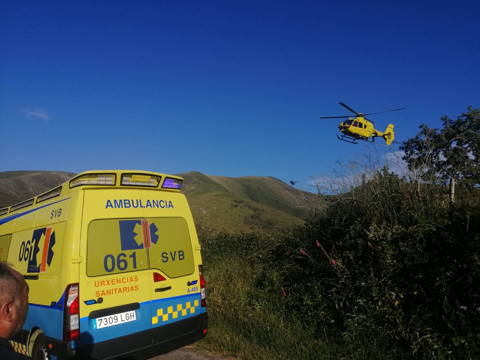 La ambulancia del 061 y el helicóptero medicalizado en Chandrexa de Queixa