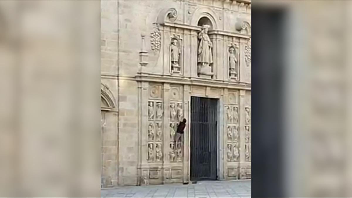 Hombre trepando por la Catedral de Santiago