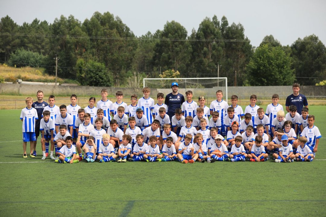 Los jóvenes futbolistas y monitores de la cuarta edición del DéporCampus Terras de Maside, que vivió récord de participantes al completar las plazas ofertadas.