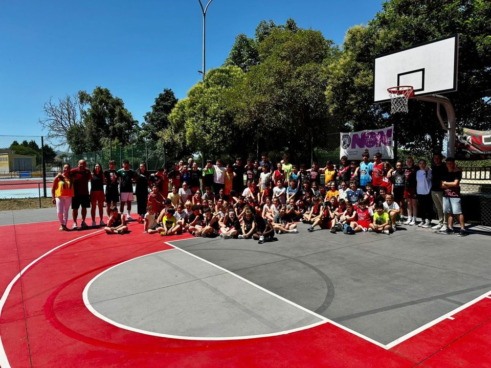 Foto de familia de los asistentes al campus que durante la pasada semana organizó el AB Xinzo tanto en la cancha exterior como en el polideportivo limiano, que congregó a 81 deportistas.