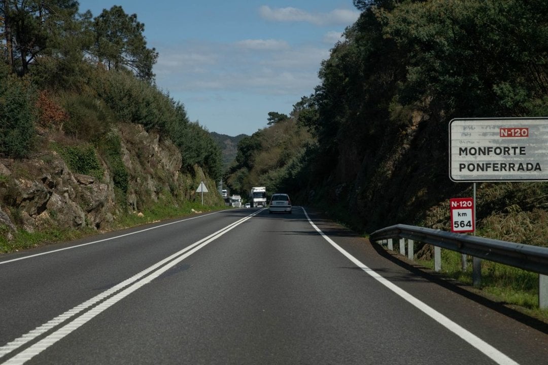 El tramo de 20 kilómetros de la N-120 en el que no se puede adelantar, a la altura de Pereiro.