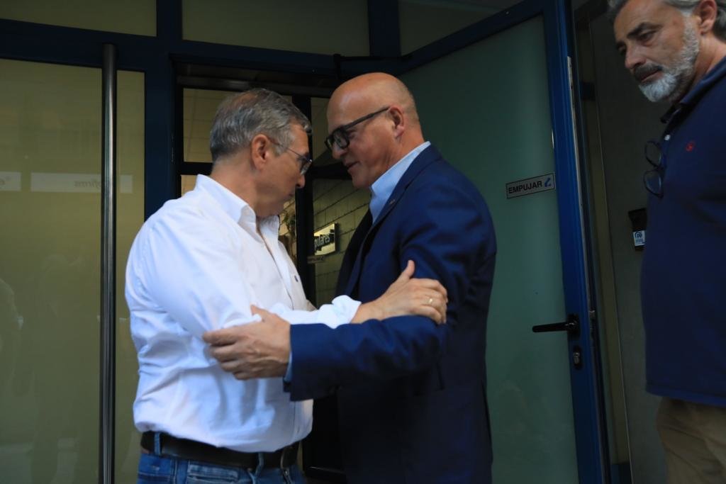 Manuel Baltar estrechando la mano a Luis Menor tras la Xunta Directiva Provincial.