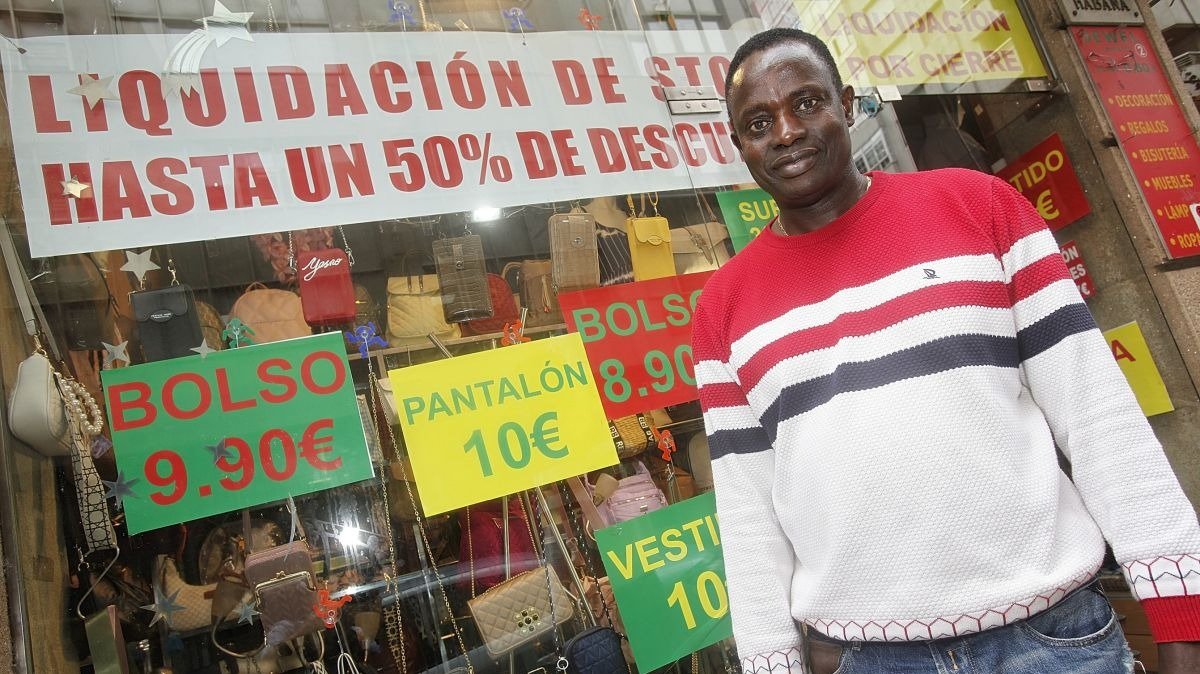 Moussa Sar en la entrada de su negocio en Ourense