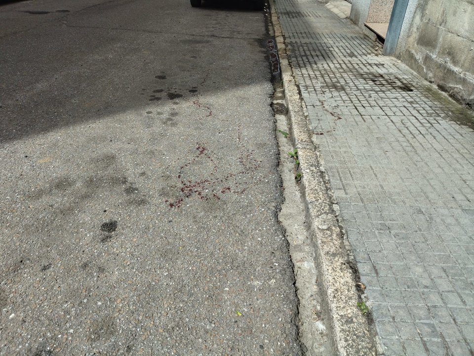 Restos de sangre en la calle de A Rúa en la que tuvo lugar la agresión.